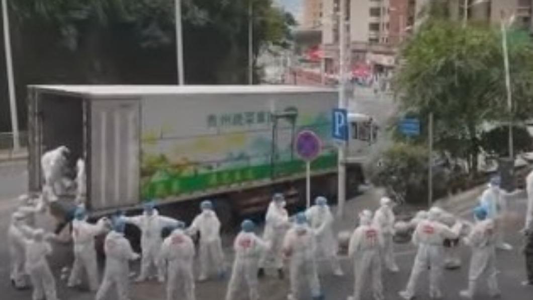 貴陽封控傳缺糧 「大白」徒手傳菜挨批做秀