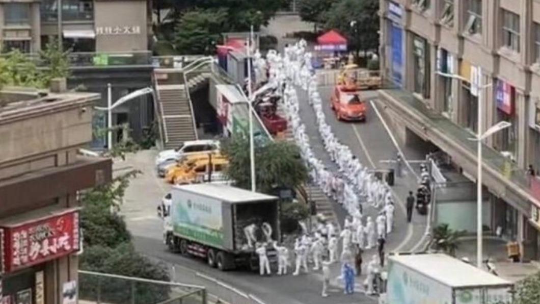 貴陽花果園社區志工徒手傳物資(圖/微博)