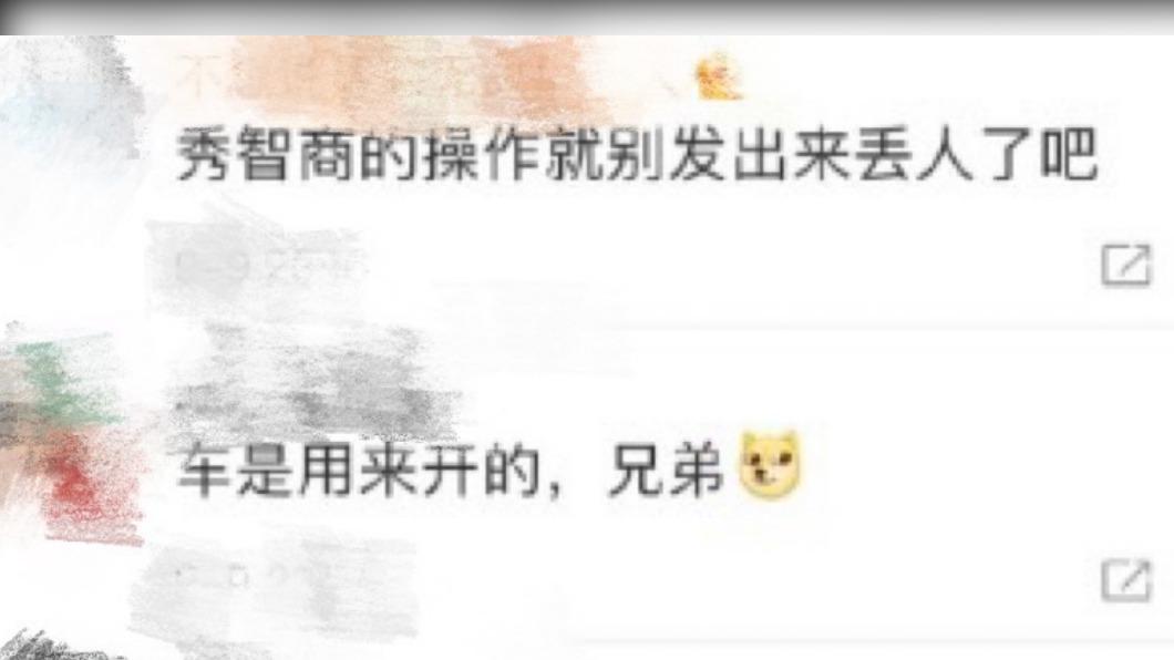 批貴陽徒手傳物資網友(圖/微博)