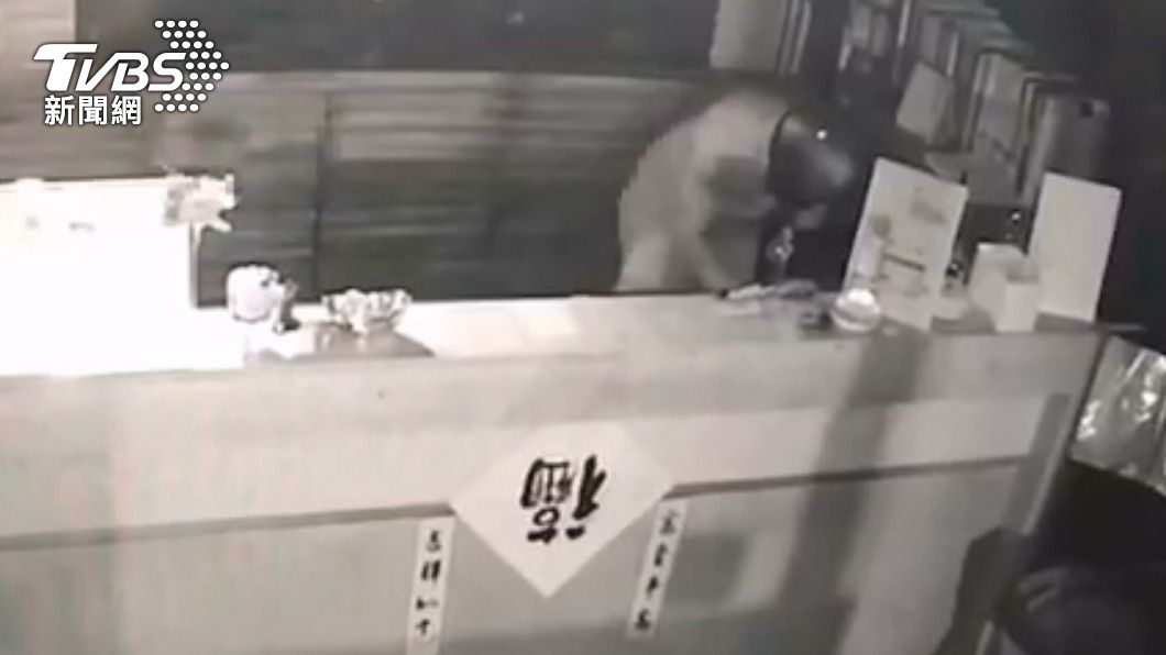 竊賊大肆搜刮財物。（圖／TVBS）
