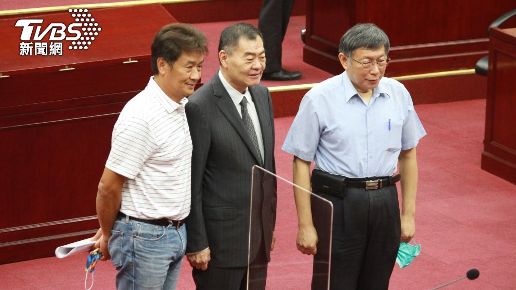 柯文哲(右起)最後與議長陳錦祥、最後質詢的議員楊靜宇合影。(圖/TVBS)