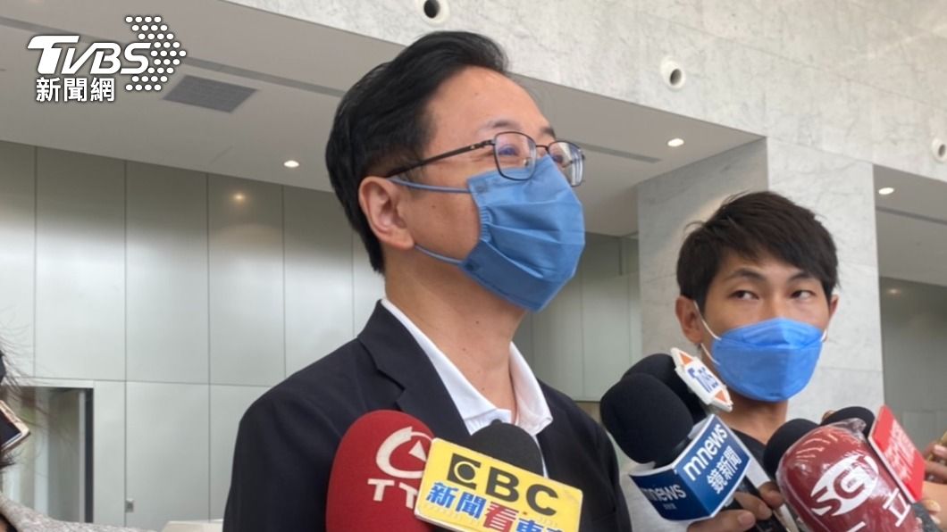 張善政要求調出當年農委會資料證明有簽保密條約。(圖/TVBS)