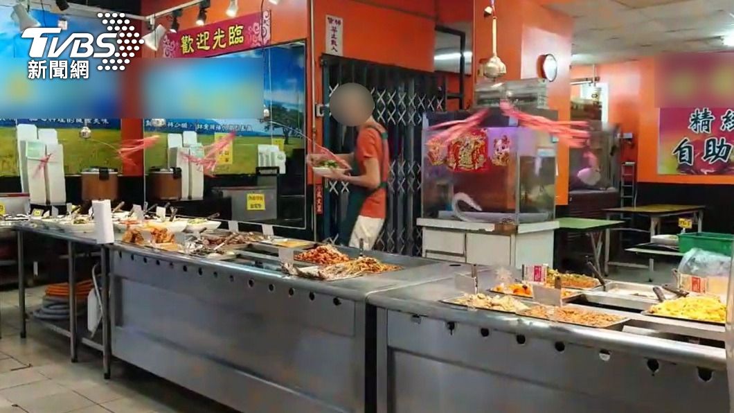 女子因辣椒醬要另外收費和店家起爭執。(圖/TVBS)