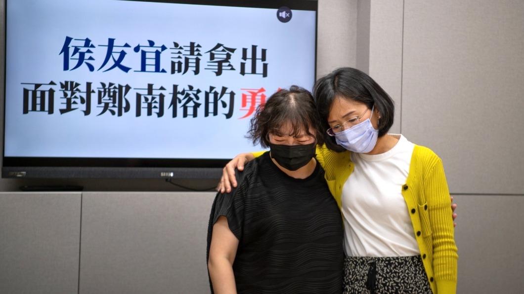 鄭竹梅今下午在民進黨立委蘇巧慧、林佳龍競選辦公室發言人李晏榕陪同下,於立法院民進黨團記者室舉行記者會。(圖/蘇巧慧辦公室提供)