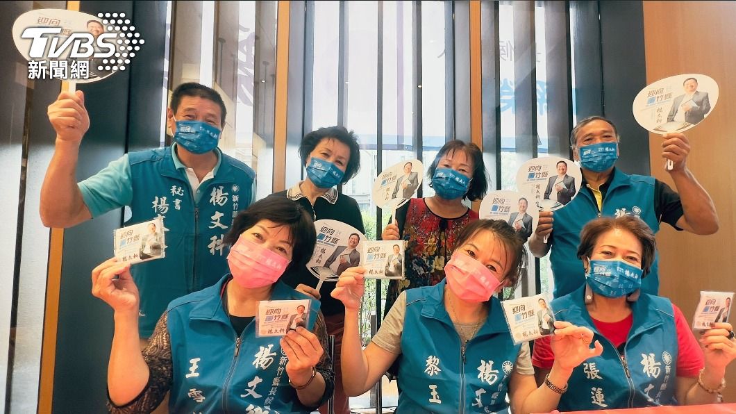 楊文科競選主視覺藍搭灰。(圖/中央社)
