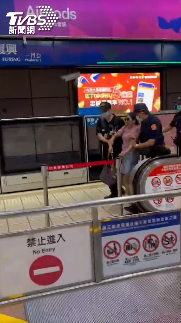 女子被拖下車後持續大吼。(圖/TVBS)