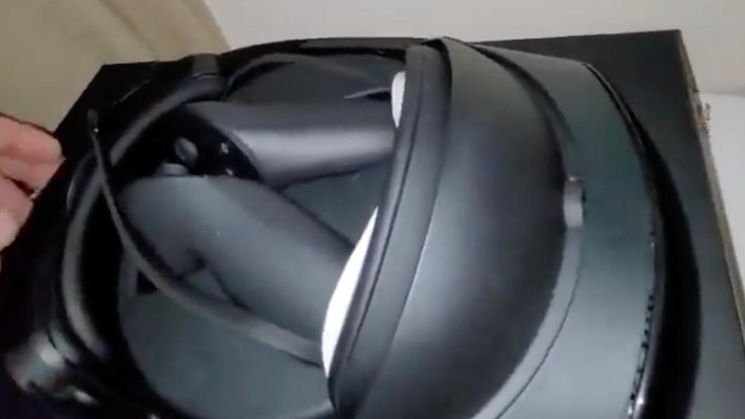 VR頭盔的「開箱影片」更在社群中遭到瘋傳。（圖／翻攝自推特）