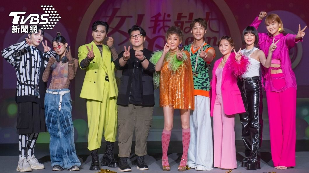 TVBS《女人我最大》今日舉辦20週年記者會,達人老師Ryan(左起)、邱美寧、Kevin、娛樂事業部副總監趙君璐、藍心湄、卞慶華、柳燕、游絲棋以及小筠共同合影。(圖/TVBS)