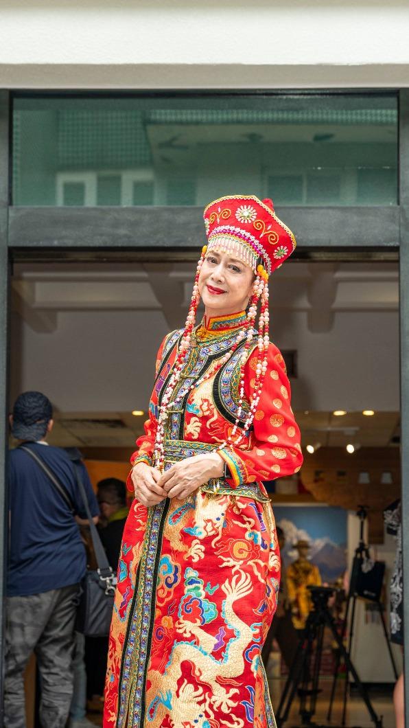 湯蘭花一襲蒙古貴族服飾吸睛。(圖/海鵬提供)