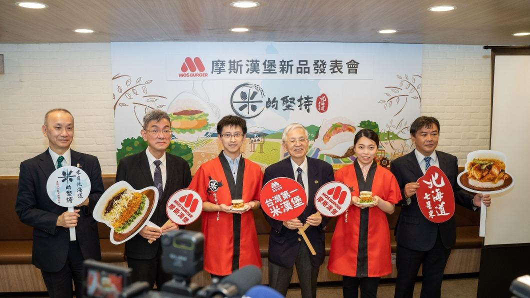 北海道七星米新品發表會安心食品林建元董事長(右三)、福光昭夫副總經理(右一)、何頎胤副總經理(左二)、魔術食品村谷年文總經理(左一)與會。(圖/摩斯提供)