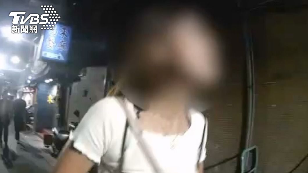 女子生氣地離開飲酒店。(圖/TVBS)