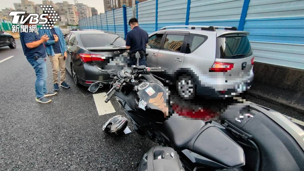 新生高架4車追撞　重機騎士受困車底命危搶救中