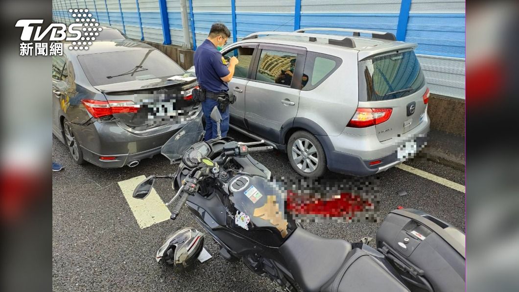 現在為4車連環撞,地上留下大片血跡。(圖/TVBS)