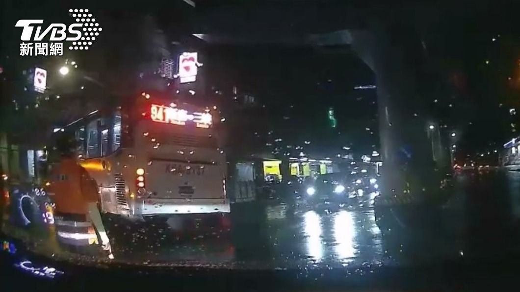 駕駛視線疑似遭A柱阻擋。(圖/TVBS)