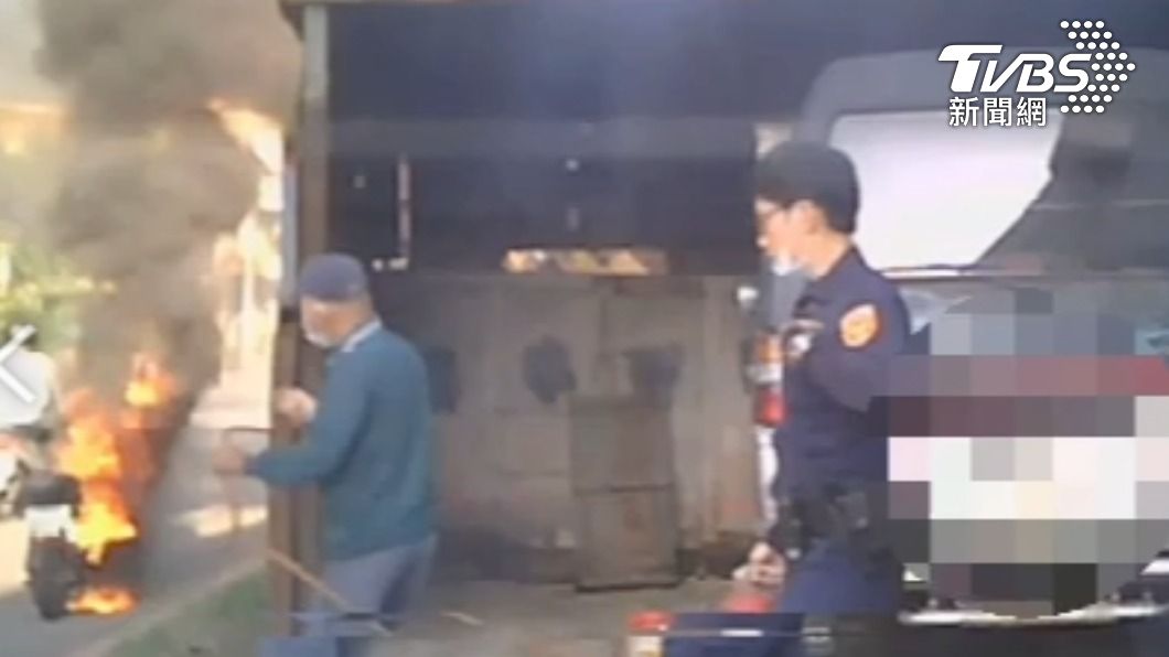 電動自行車冒煙竄火！巡邏警搖身變「打火弟兄」救女OL