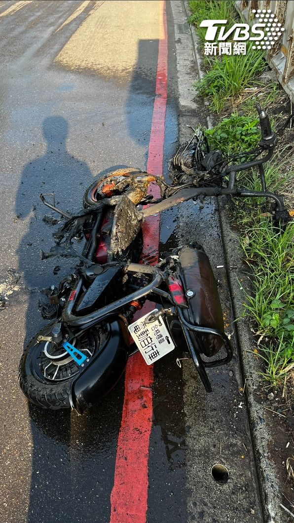 電動自行車竄火,警民聯手救援。(圖/警方提供)