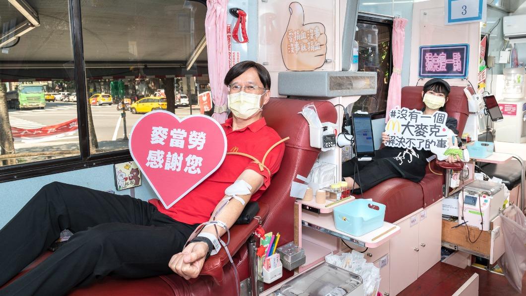 營運管理部副總裁楊世和(左)偕年輕同仁一起捐血響應。（圖／麥當勞提供）