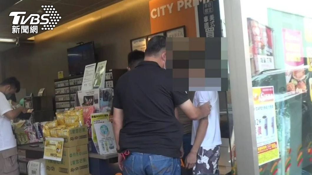 嫌犯上超商購物時被逮。(圖/TVBS)