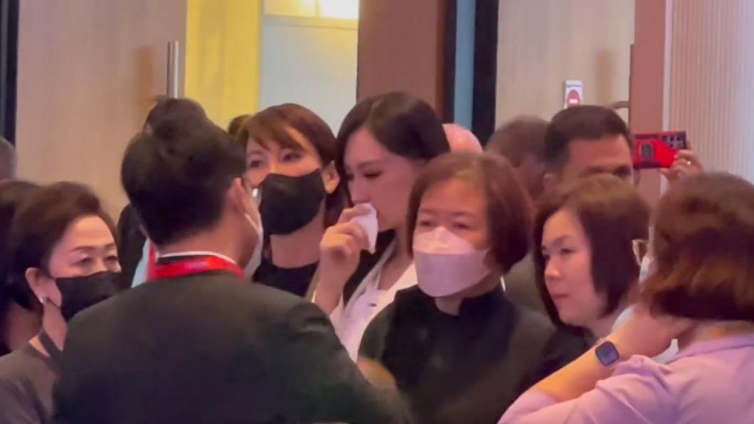 台灣佳麗高曼容難掩傷心落淚。（圖／翻攝自余宛如臉書）