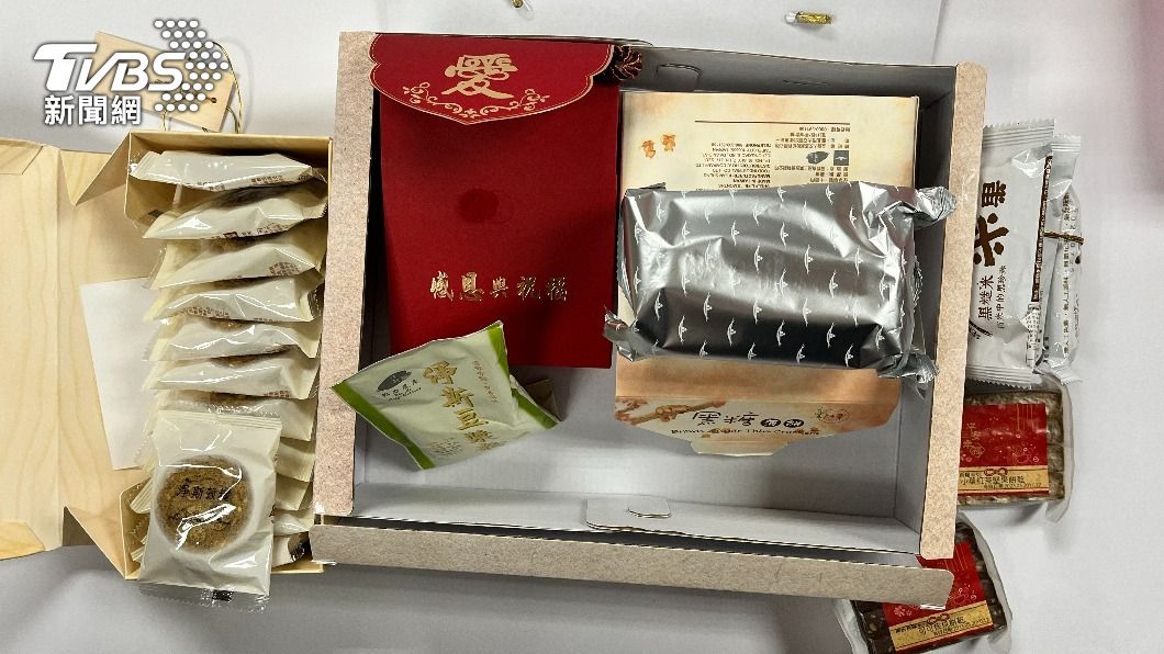 警方檢視禮盒內並無爆裂物，但飄出一股酸臭味。（圖／TVBS）