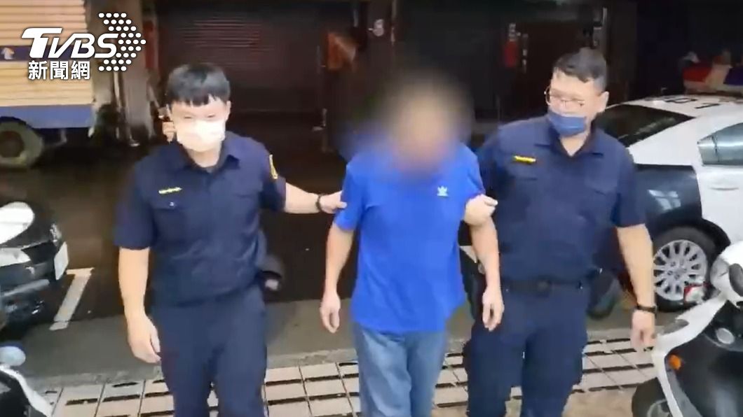 買車引爆糾紛，警方將現場滋事的民眾帶回偵辦。（圖／TVBS）