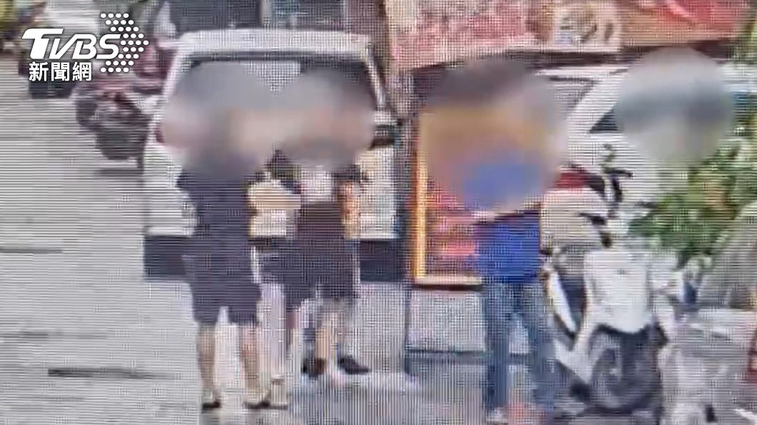 監視器拍下雙方在大馬路邊談判的過程。（圖／TVBS）