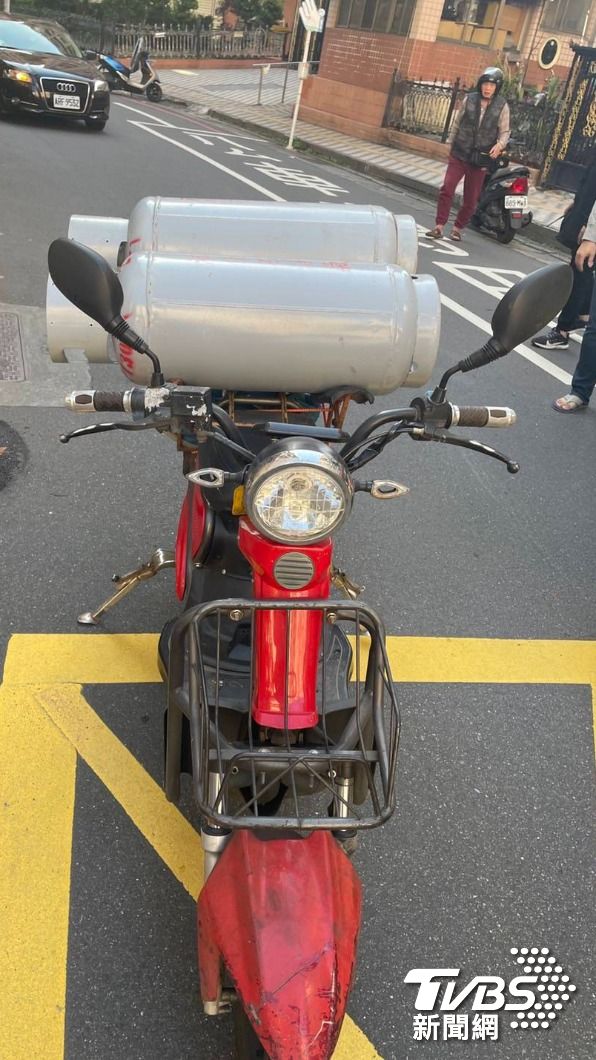 電動自行車送瓦斯,與轎車擦撞。(圖/警方提供)
