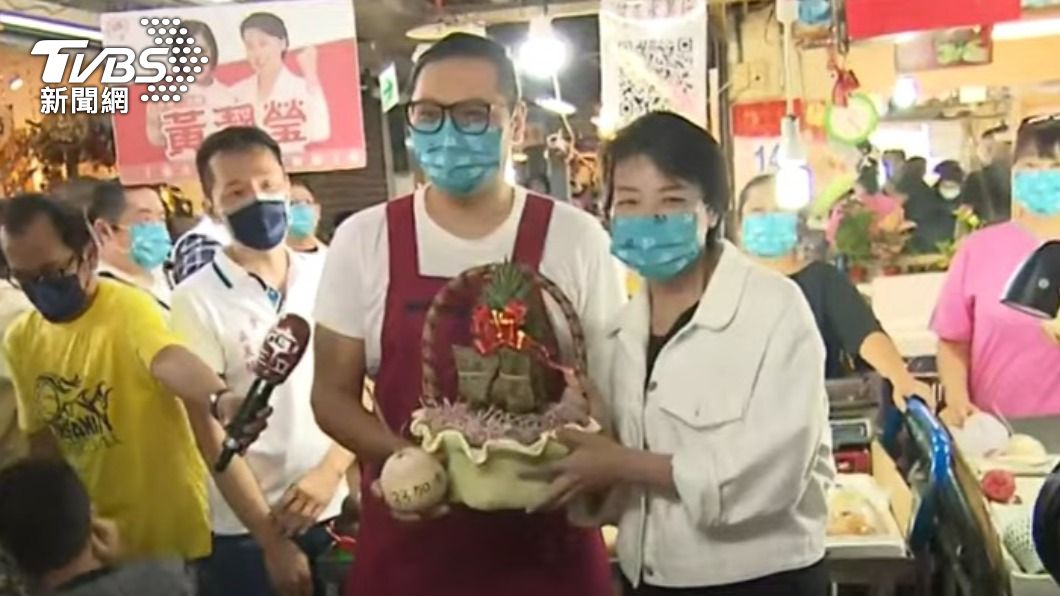 尷尬!黃珊珊北投市場掃街 有市民「比倒讚、罵變色龍」