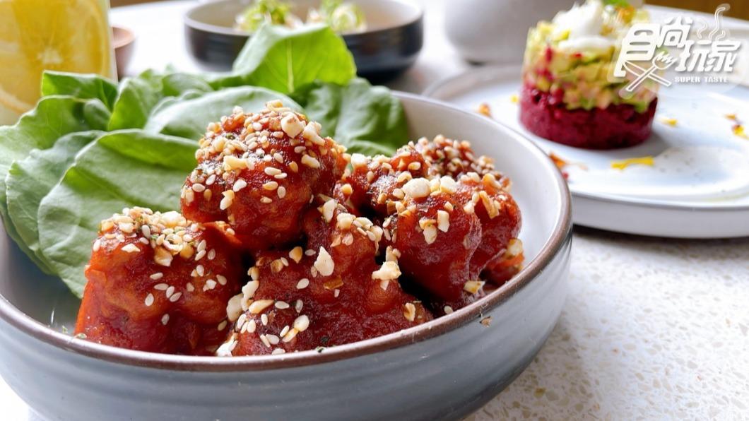 「韓式辣炸雞」選材以白色花椰菜代替素肉或小雞腿。（圖／食尚玩家）