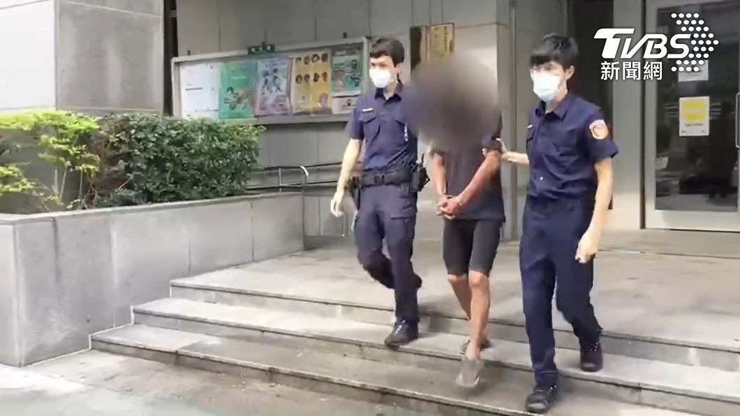 13日松山警將熊男逮捕。(圖/TVBS)
