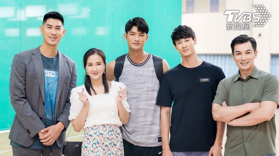 左起毛加恩、何妤玟、王新凱、黃柏峰、伊正。（圖／TVBS）