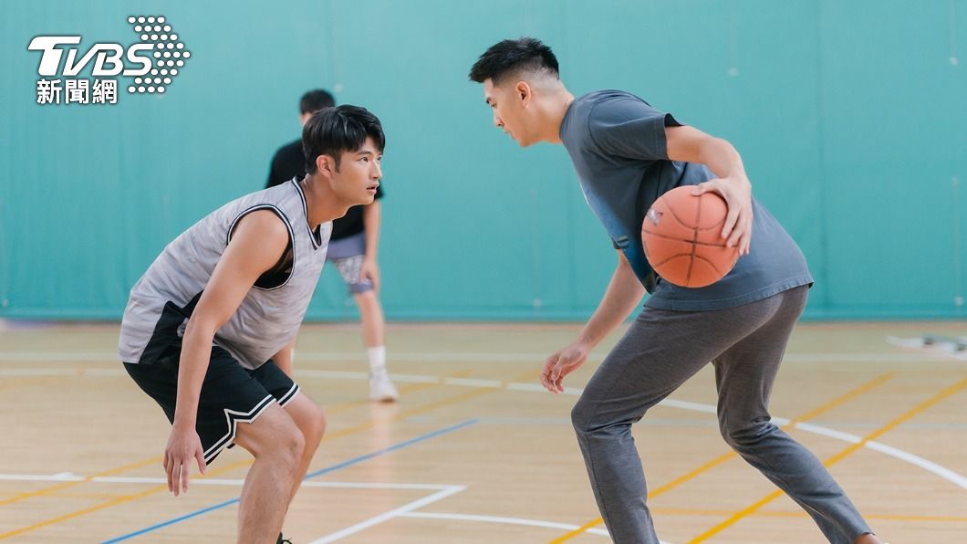 毛加恩（右）與王新凱尬球技。（圖／TVBS）
