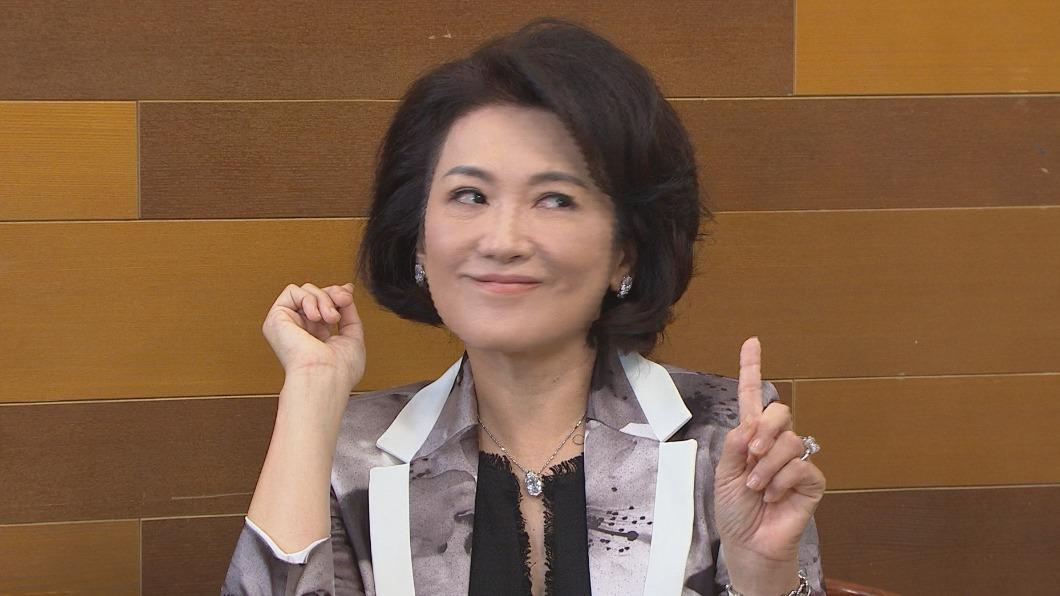56歲姚黛瑋化身超狂貴婦　頂「北韓主播頭」現身驚呆全場