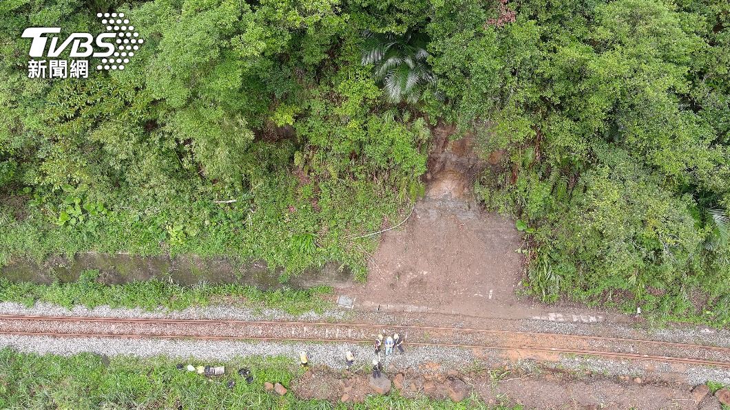 平溪線列車1天2度撞巨石 台鐵出動無人機檢測邊坡