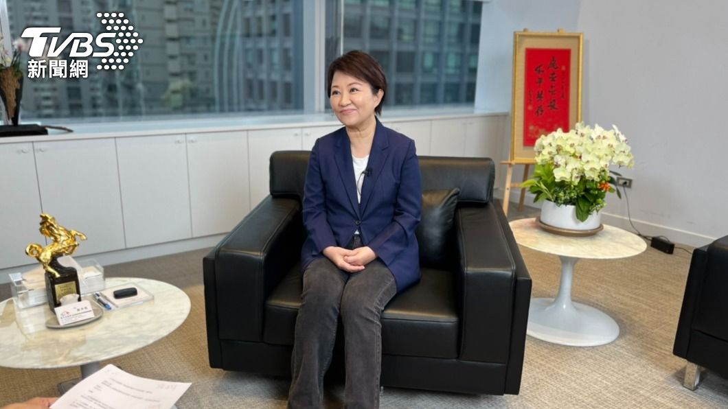 台中市長盧秀燕認為，擔任媽媽跟職業婦女，兩種角色並不衝突。（圖／TVBS）