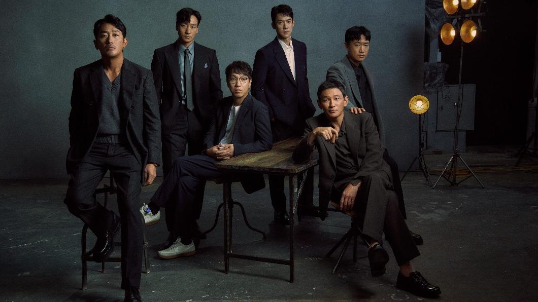 前排 河正宇 黃晸珉 中 導演尹鍾彬 後排 朴海秀 柳演錫 趙祐鎮(圖/Netflix提供)