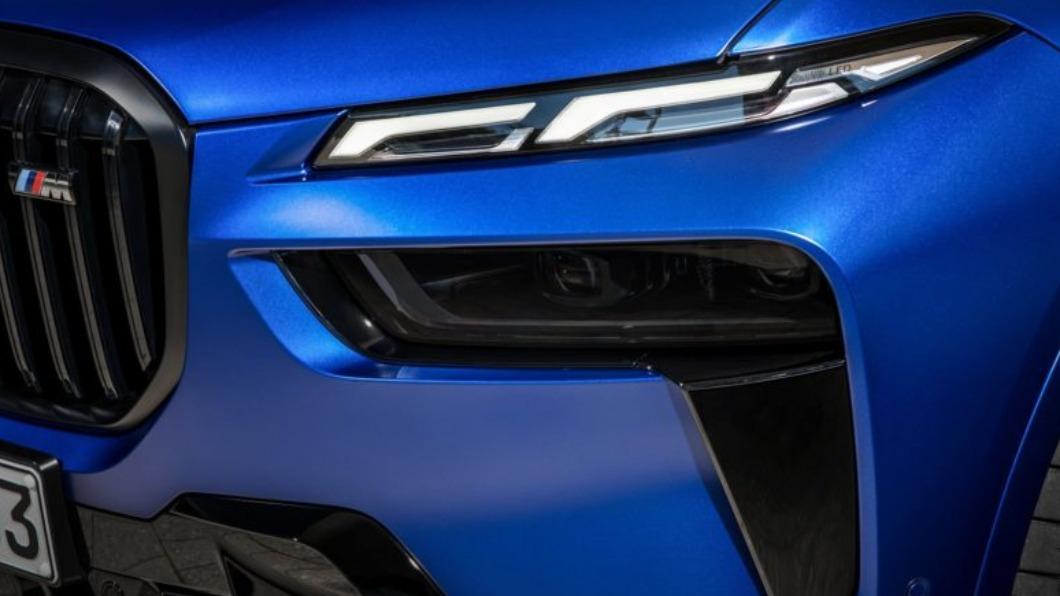 BMW在小改款X7上首度植入新款分離式頭燈設計。(圖/翻攝自BMW官網)