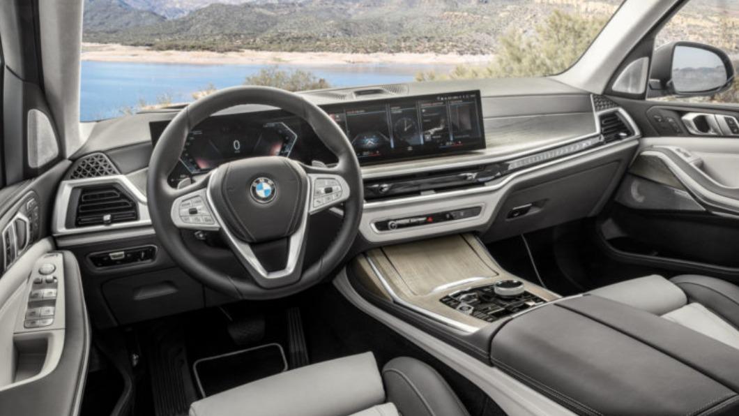 小改款X7導入iDrive 8.0控制介面,並且植入新款線傳排檔桿。(圖/翻攝自BMW官網)