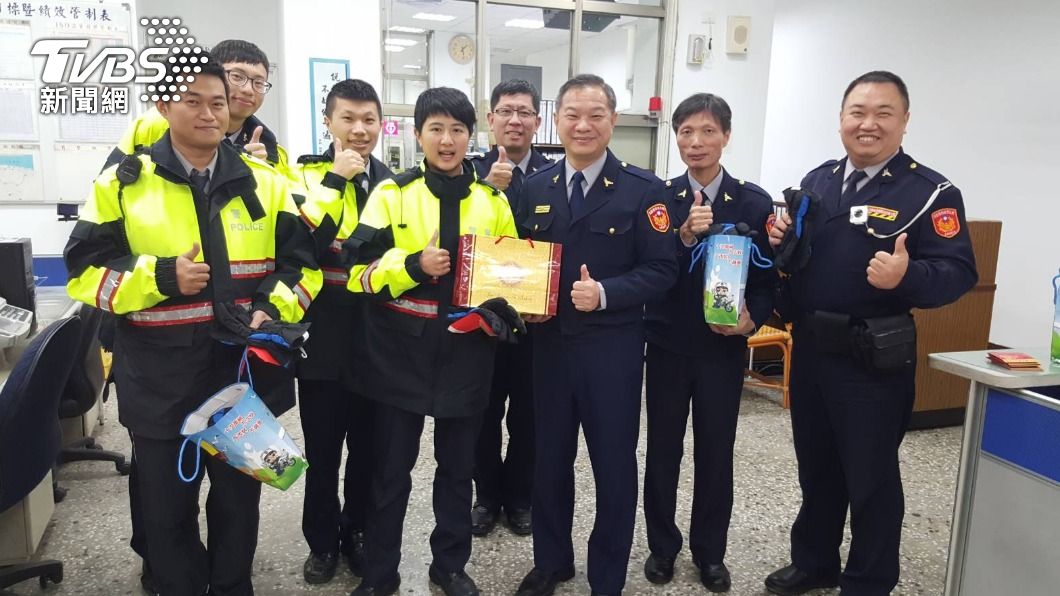 許廷瑚員警（右1）從警19年都在交通大隊服務，工作相當認真。（圖／TVBS）