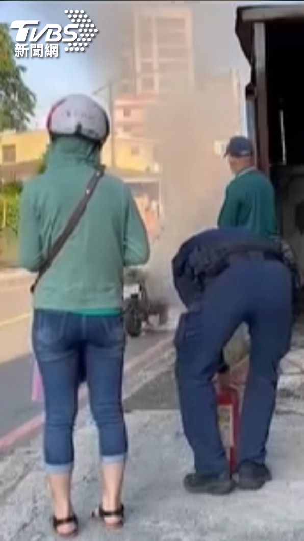 電動自行車自燃,員警搖身成打火弟兄。(圖/警方提供)