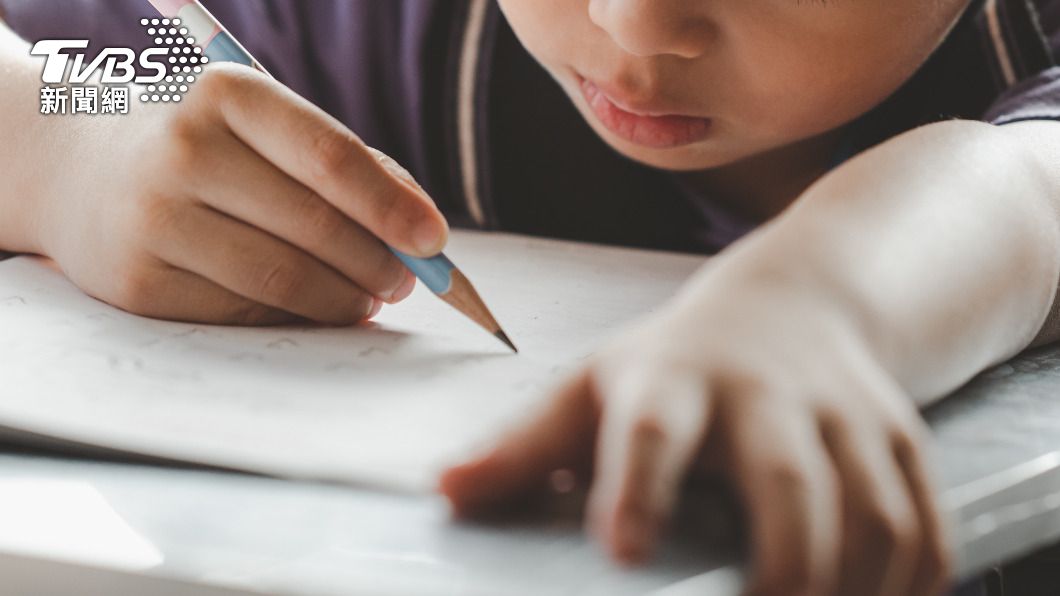 小學生回家作業連家長都被考倒。(示意圖/shutterstock達志影像)