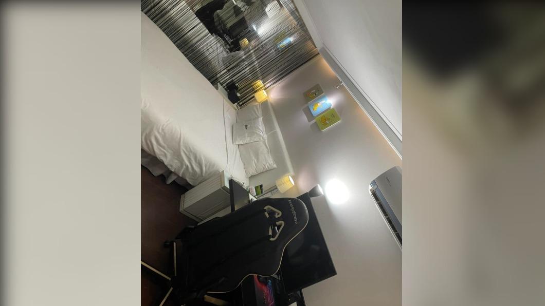 女方氣到跑去電競旅館睡覺。(圖/翻攝自爆廢公社二館臉書)