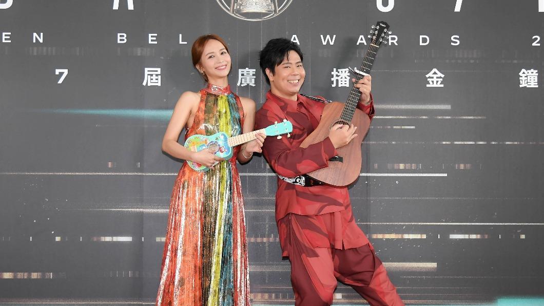 陳明珠、邵大倫分別拿烏克麗麗與吉他一同合影。(圖/三立提供)
