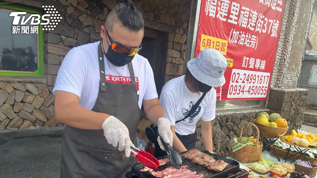 「兩鐵旅遊列車」行程亮點就是單車補給品，提供現煎牛排、水果、冰飲。（圖／葉韋辰攝）