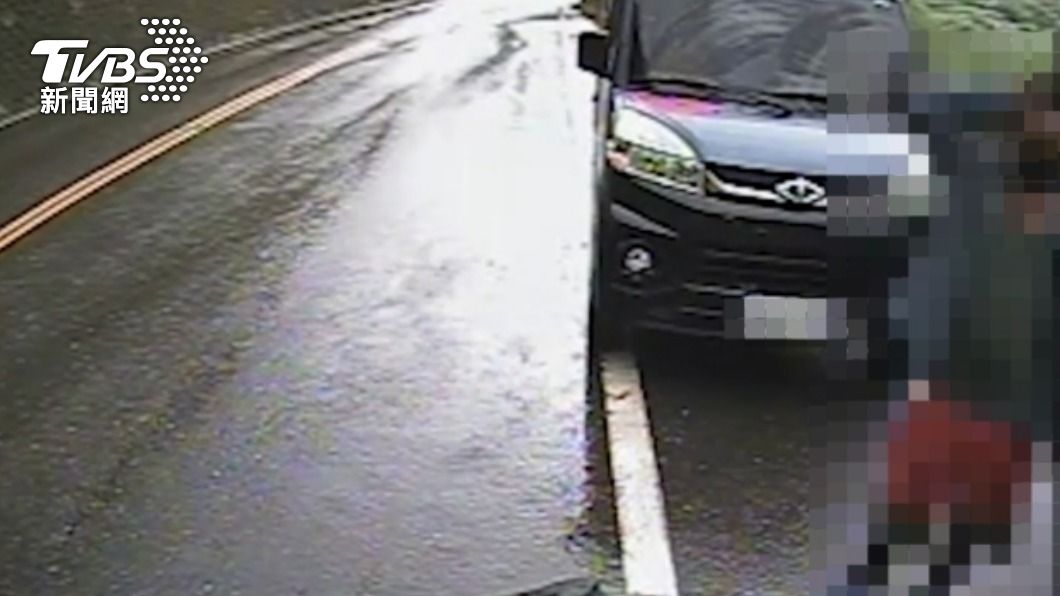 林男倒臥路中央,田、劉二人接送會合救護車。(圖/TVBS)