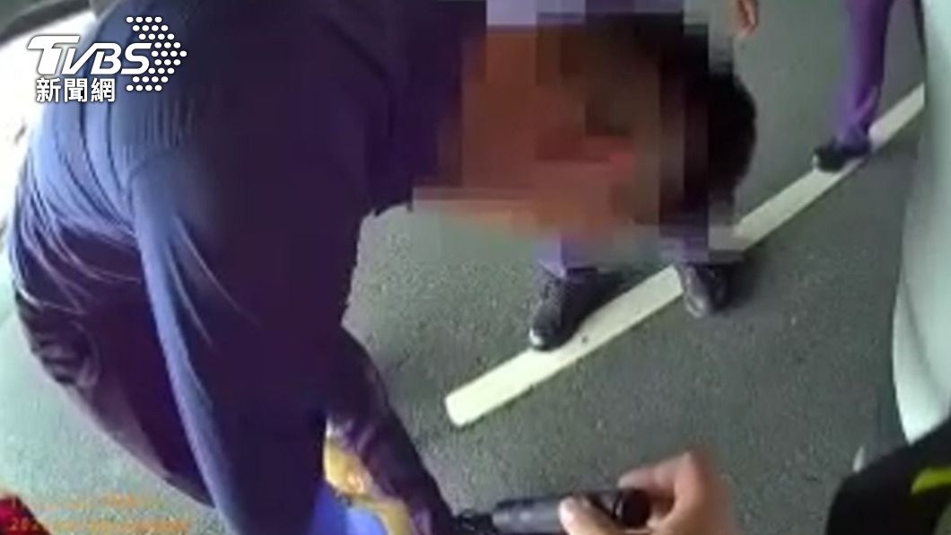 車窗搖下K味飄散..駕駛遭攔查裝傻 見警「這傢伙」秒慫了