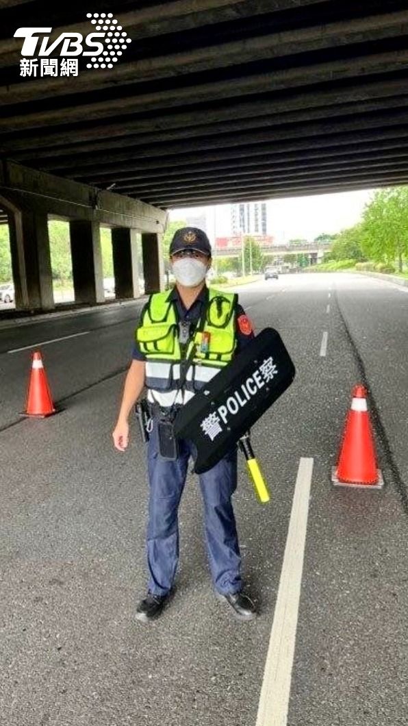 保大員警執行路檢時，配戴新式臂盾，不只保護安全也有威嚇效果。（圖／TVBS）