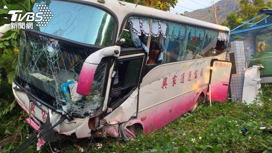 過彎撞破護欄!台南楠西遊覽車衝邊坡 駕駛一度受困8人傷