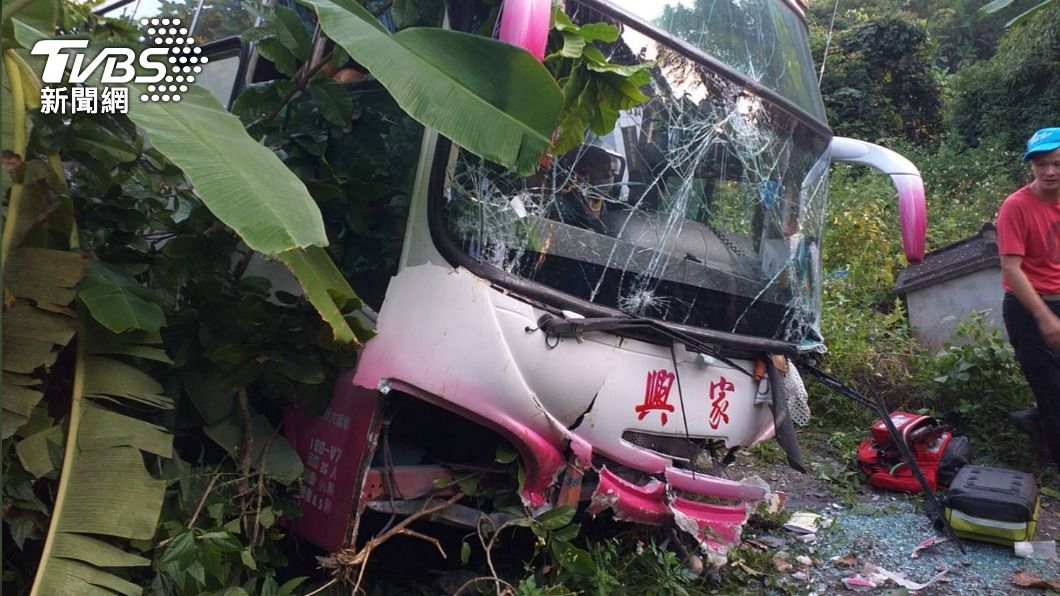 遊覽車車頭毀損。（圖／TVBS）