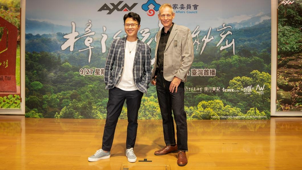 《樟之細路的秘密》由廣播金鐘獎得主溫士凱(左),與英國資深攝影師史道華(Chris Stowers)聯合主持。(圖/AXN提供)